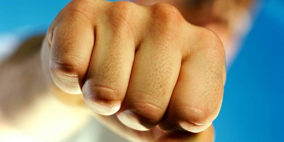 Za napadnutie biletára hrozí dvojici mužov až 10-ročný trest