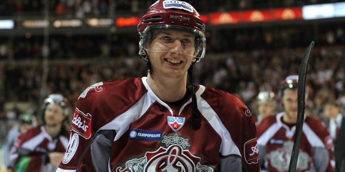 Do Martina lotyšský útočník Podzinš a český obranca Dlouhý