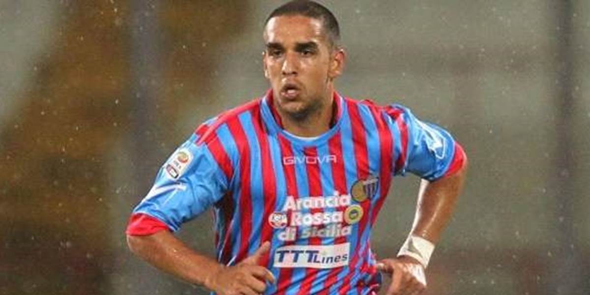 Futbalová asociácia uznala Bellusciho vinného z rasizmu