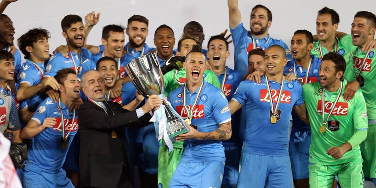 Kapitán SSC Hamšík zodvihol Superpohár a napodobnil tak Maradonu