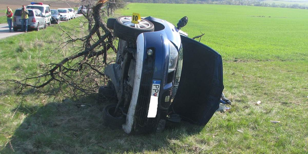 Obrovské šťastie: Policajt vytiahol ženu z auta, to následne začalo horieť!