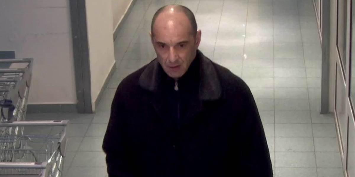 FOTO Bratislavskí policajti pátrajú po zlodejovi voňaviek