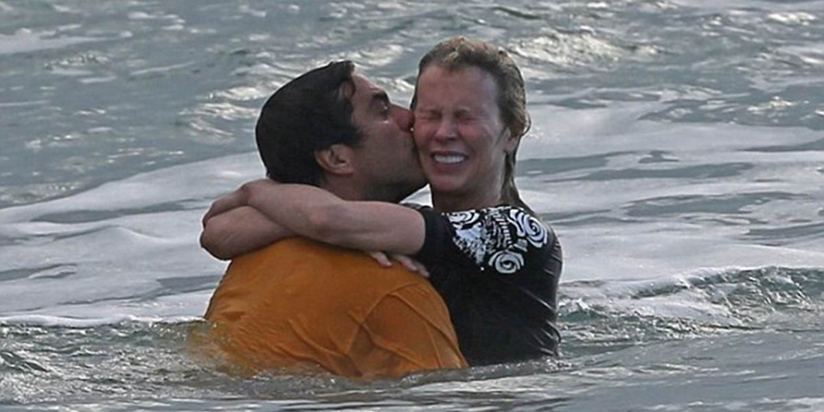 Kim Basinger tvorí pár so svojím kaderníkom