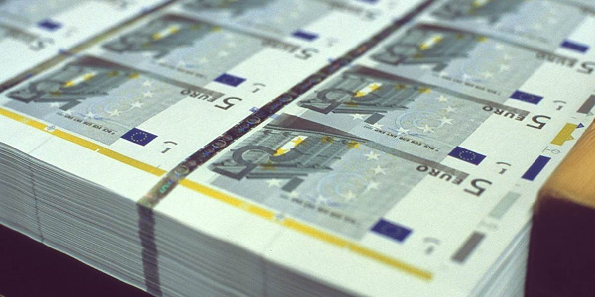 Hodnota eurobankoviek v obehu prvýkrát prekonala bilión eur