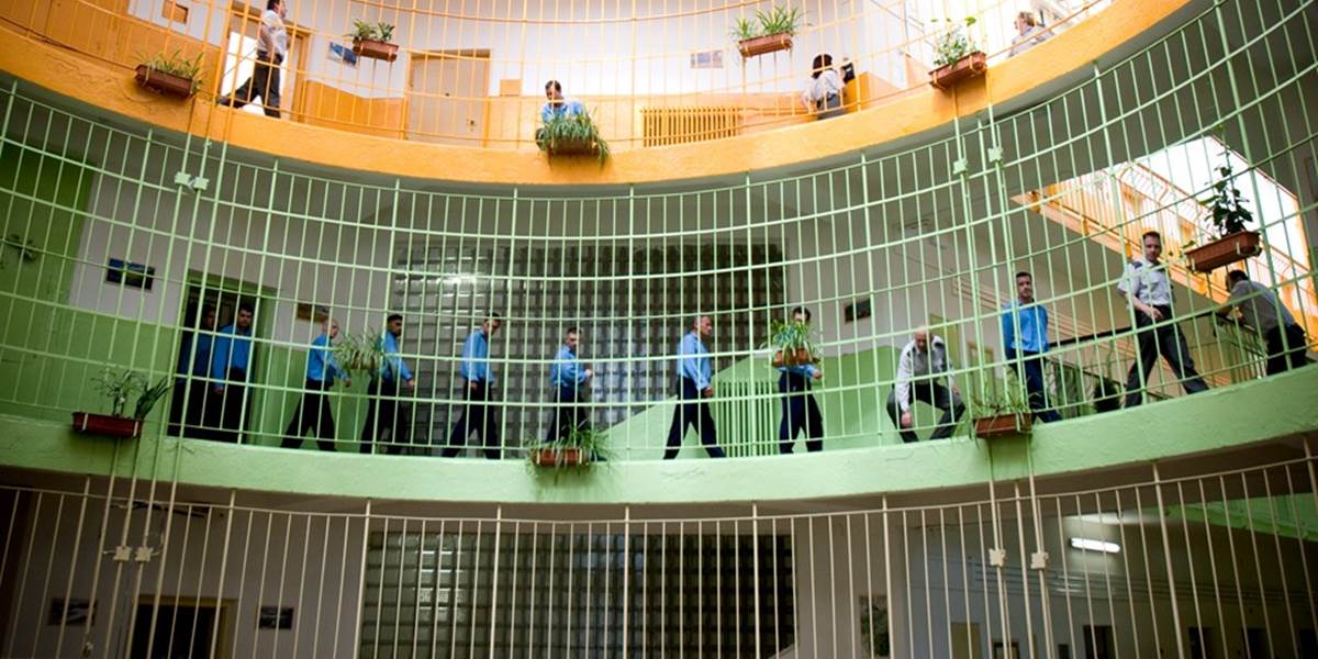 Vianočné sviatky bude tráviť za mrežami približne 10-tisíc väzňov