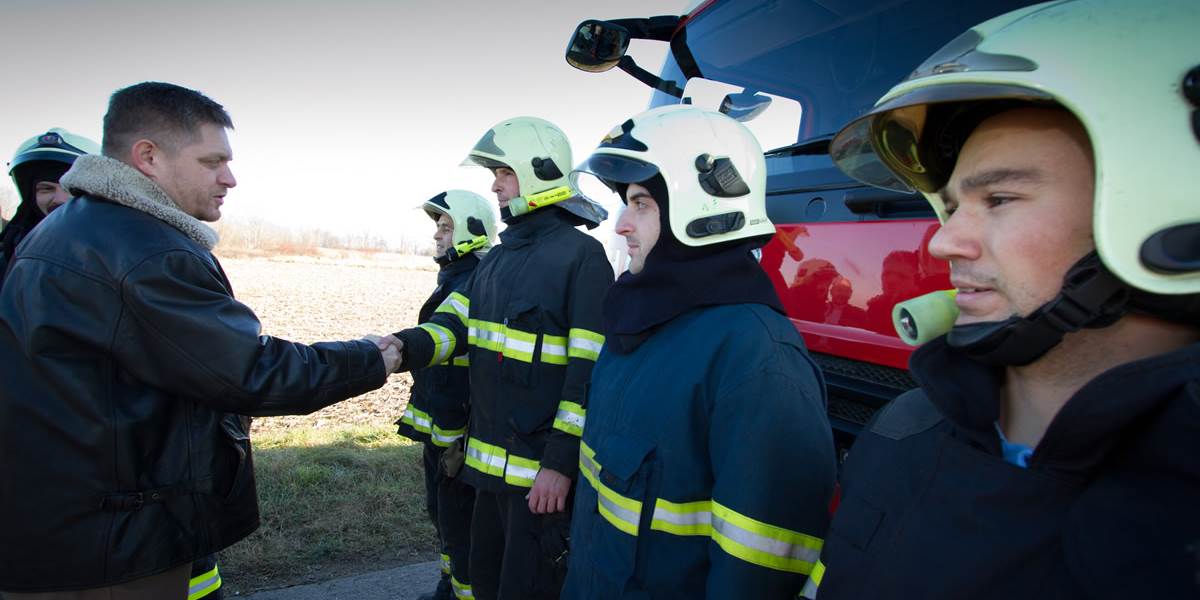 FOTO Fico po zranení achilovky objavil nový šport a navštívil hasičov pri zásahu v Šamoríne