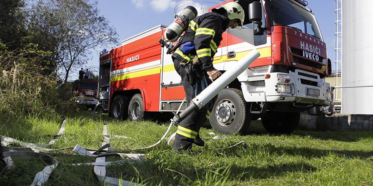 Zásah hasičov si vyžiadal požiar v Stupave i dopravná nehoda v Bratislave