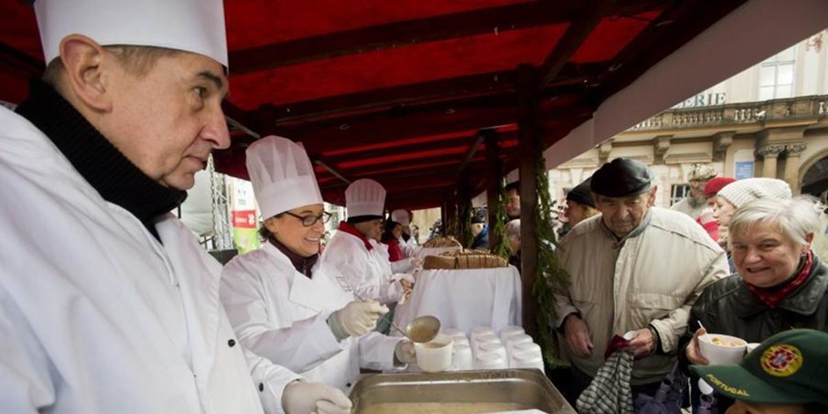 Nová pražská primátorka Krnáčová rozdávala po prvý raz polievku masám, pomáhal aj Babiš