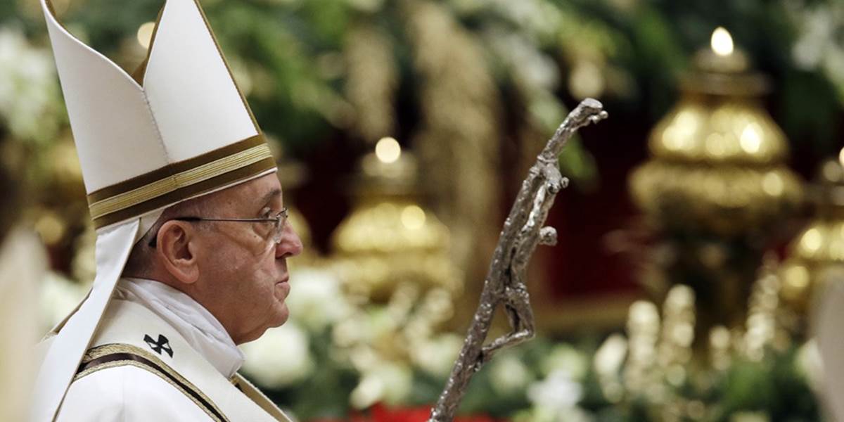 Pápež v polnočnej omši vyzdvihol potrebu kresťanskej lásky vo svete