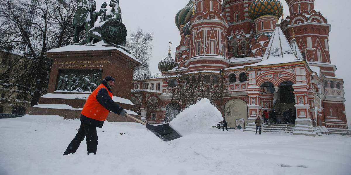 Moskva stále bojuje so snehom, v nasadení je 11.000 odhŕňačov