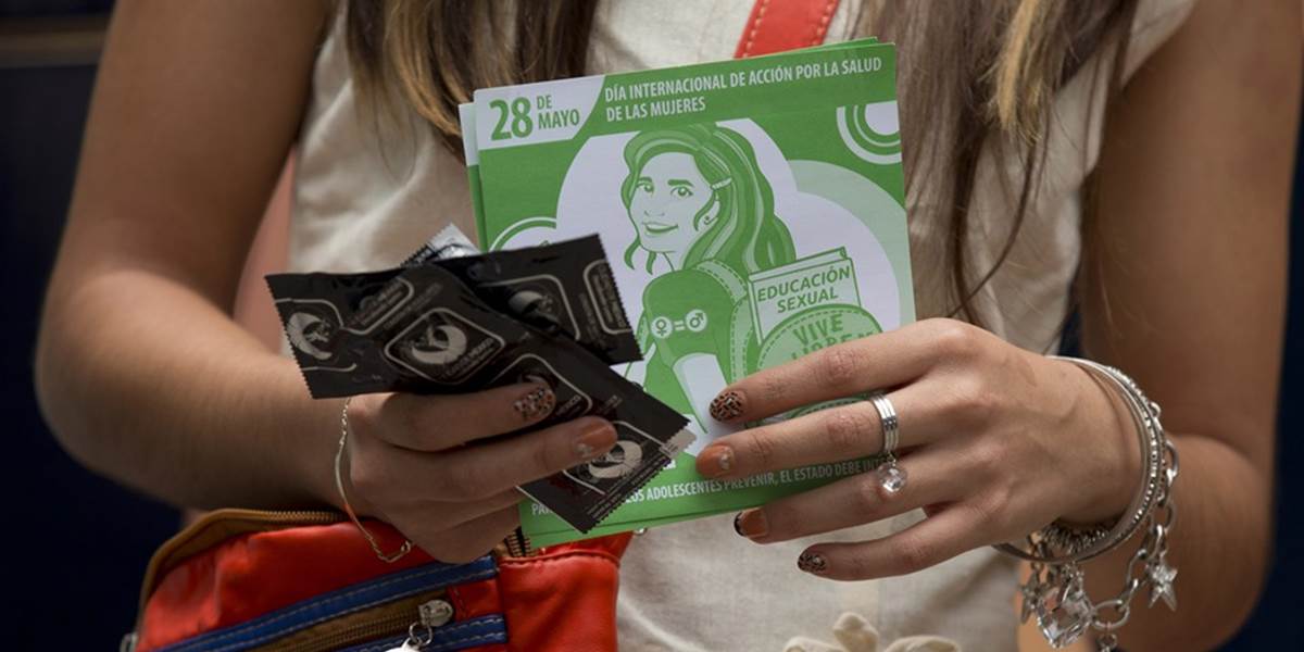 V Moskve rozdávali prezervatívy s fotkami vinníkov za pád rubľa