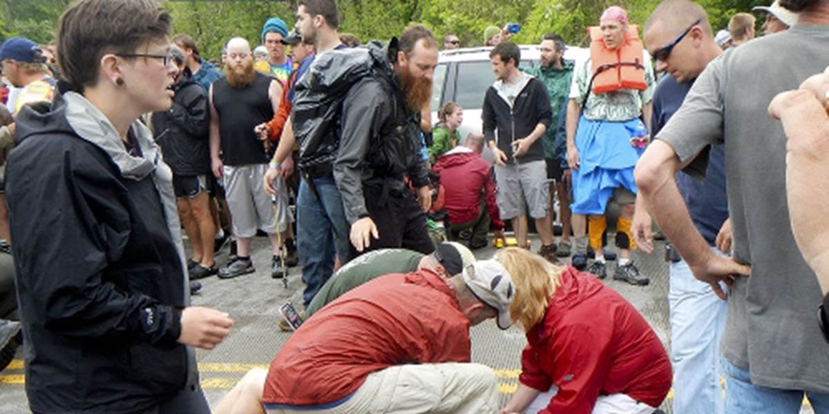 Muž vrazil autom medzi dav chodcov pri obľúbenom športovom štadióne