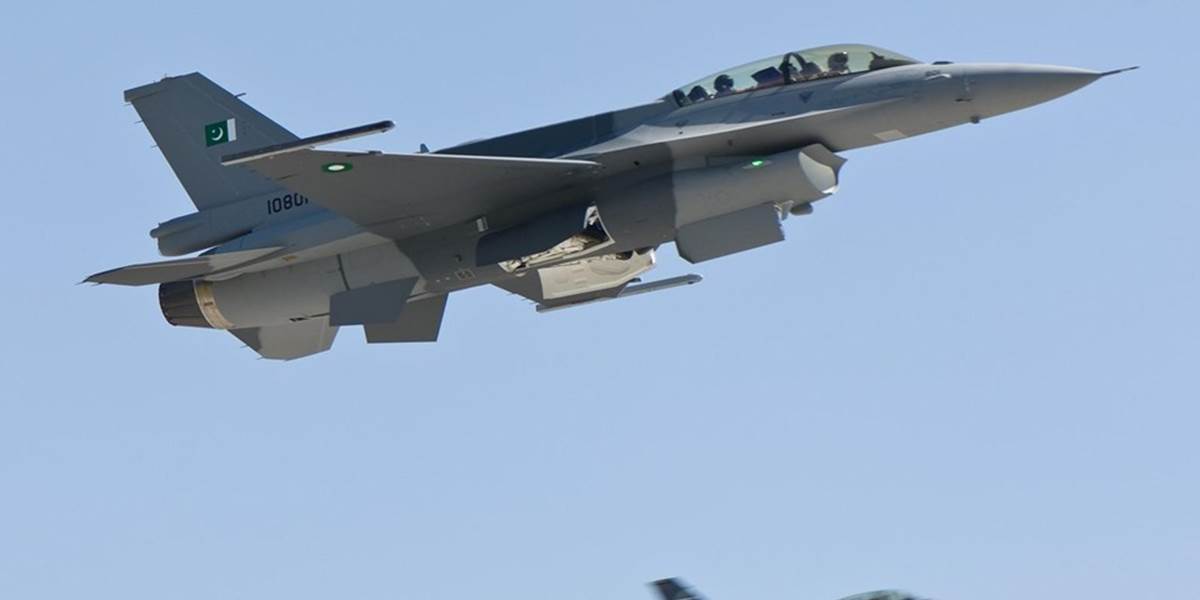 Pri leteckom útoku v Paistane údajne zahynulo 23 militantov