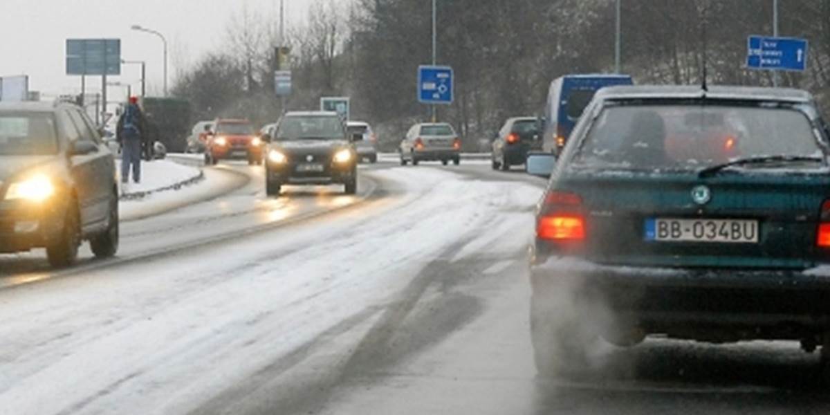 Cestári upozorňujú vodičov na zľadovatený a kašovitý sneh aj na poľadovicu