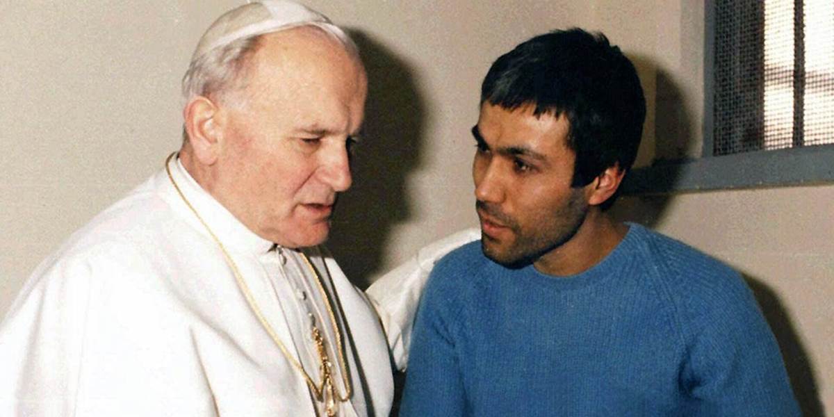 Atentátnik Ali Agca položil kvety k hrobu Jána Pavla II.