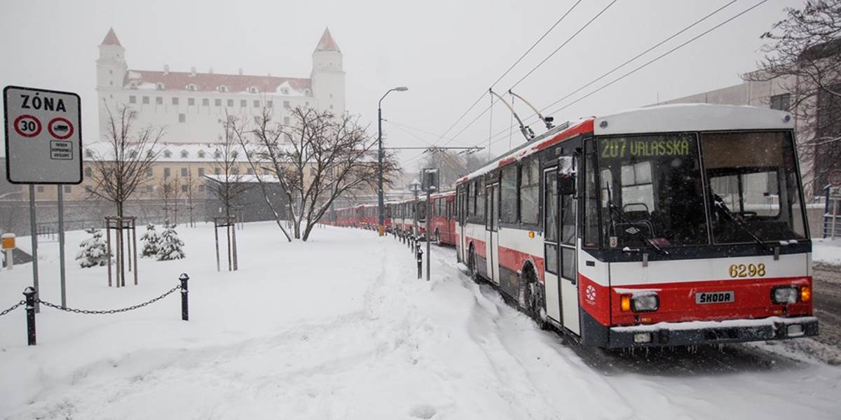 Husté sneženie v Bratislave spôsobuje meškanie MHD