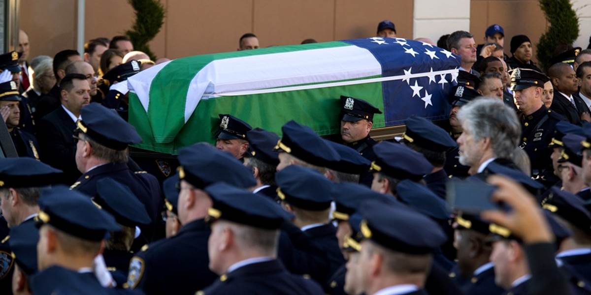 Na pohreb zastreleného newyorského policajta prišli tisíce ľudí