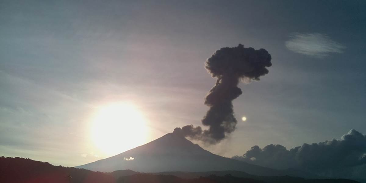 Sopka  Popocatépetl chrlila popol do výšky 3,5 kilometra