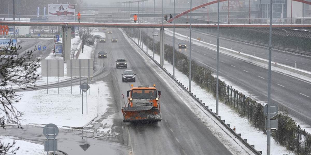 Od soboty večera je v uliciach hlavného mesta 54 posypových vozidiel