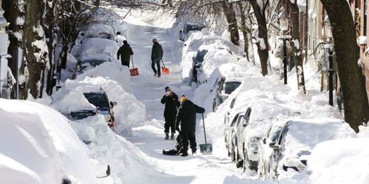 V Savojských Alpách výdatne nasnežilo, uviazlo tam 15.000 áut