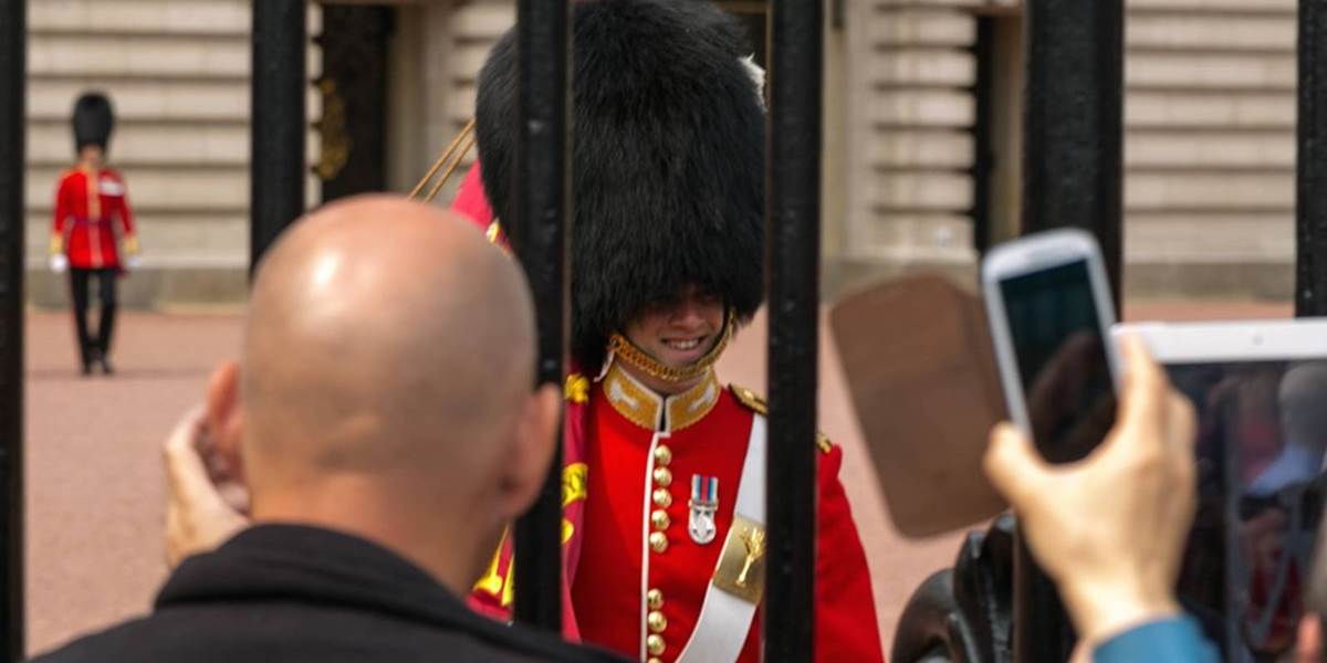 Britská kráľovská stráž sa v obave z terorizmu takticky stiahla za plot