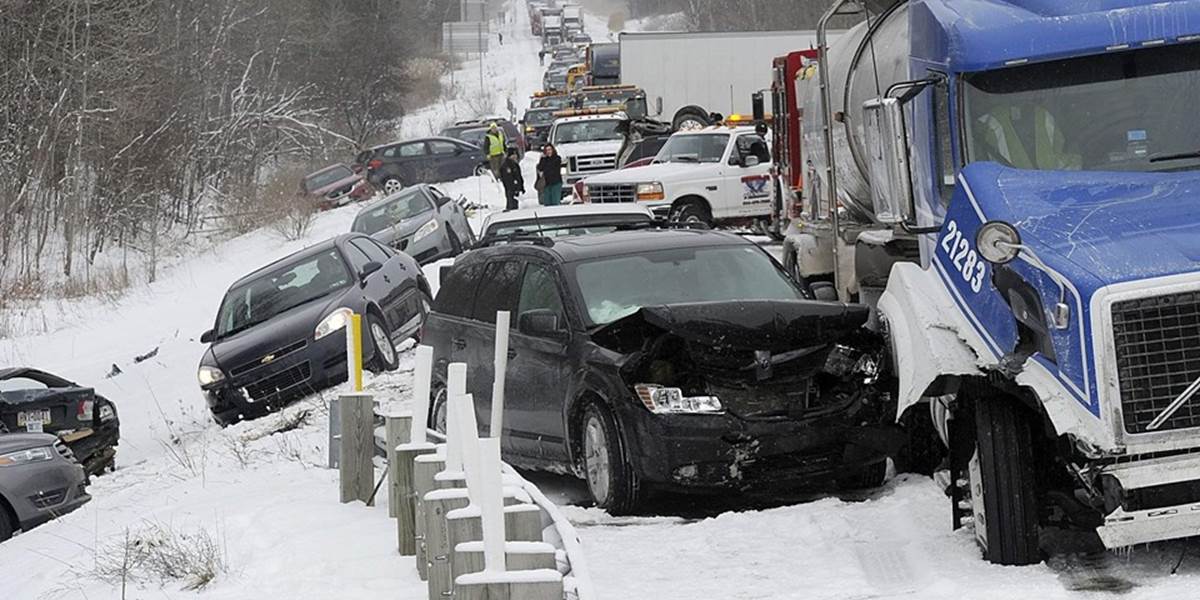 Reťazová dopravná nehoda v dôsledku počasia zablokovala diaľnicu v Slovinsku
