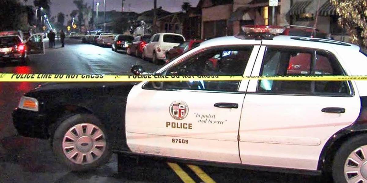 Poplach v Los Angeles: Páchatelia strieľali na policajnú hliadku!