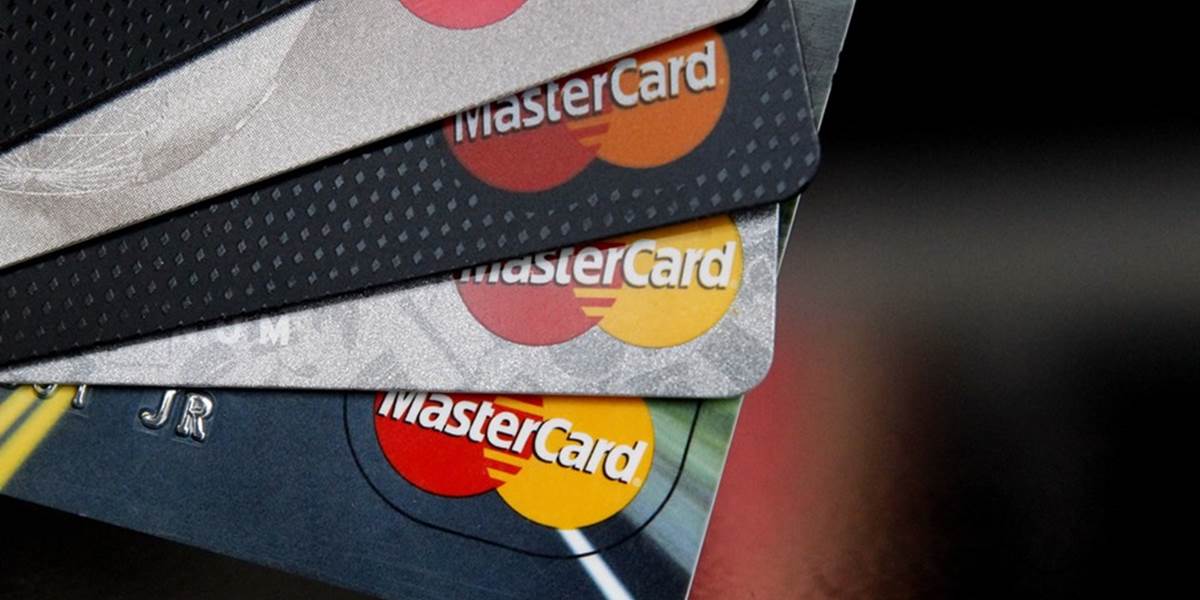Mladý muž nakupoval cez internet na cudzie platobné karty
