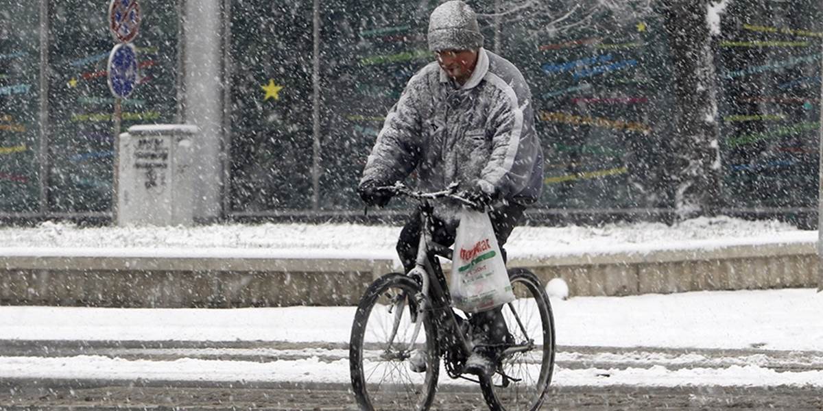 Sneženie v kombinácii so silným vetrom komplikuje dopravu
