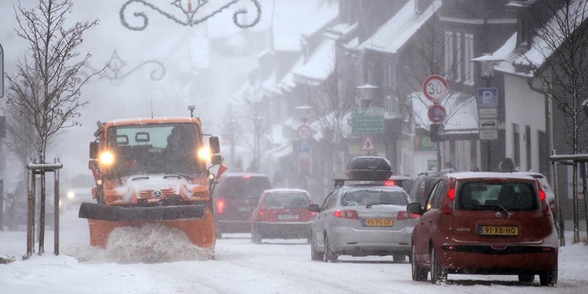 Sneženie v Nemecku komplikuje cestnú, železničnú i leteckú dopravu