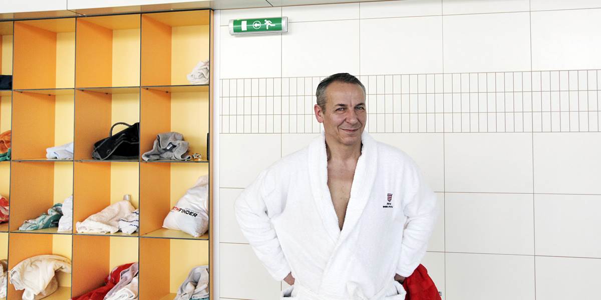 FOTO Primátor Nosko zaplával "stovku" ako prvý, radšej má ľadovú vodu