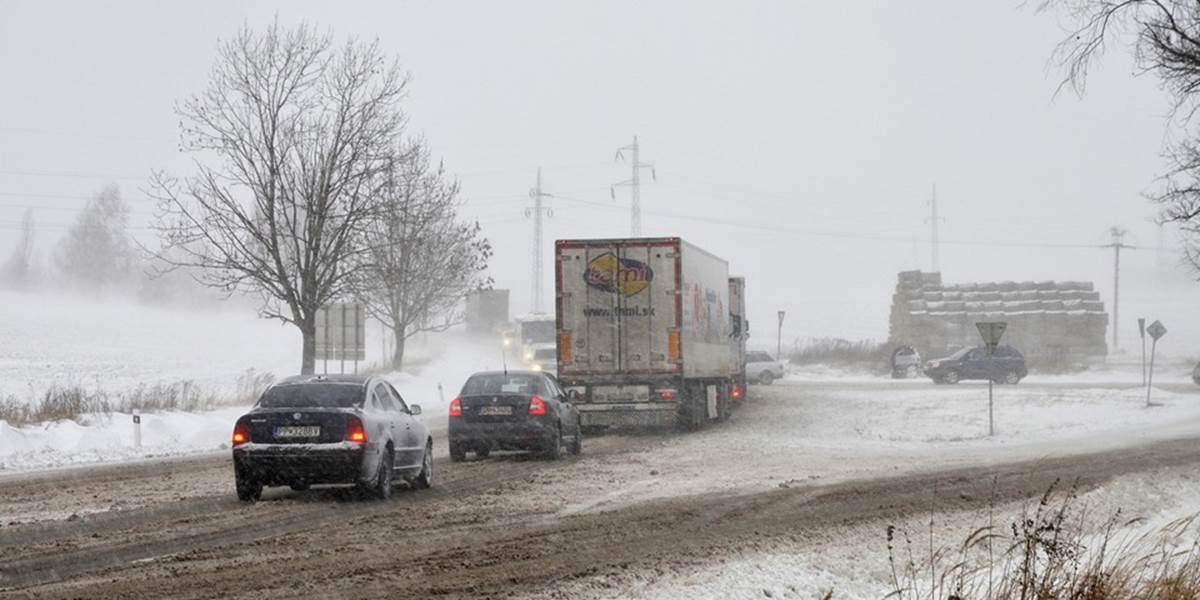 SSC upozorňuje vodičov na zľadovatený sneh, snehové jazyky i poľadovicu