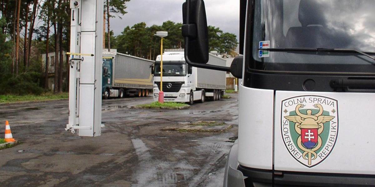 Colníci zadržali takmer 14-tisíc falošných parfumov