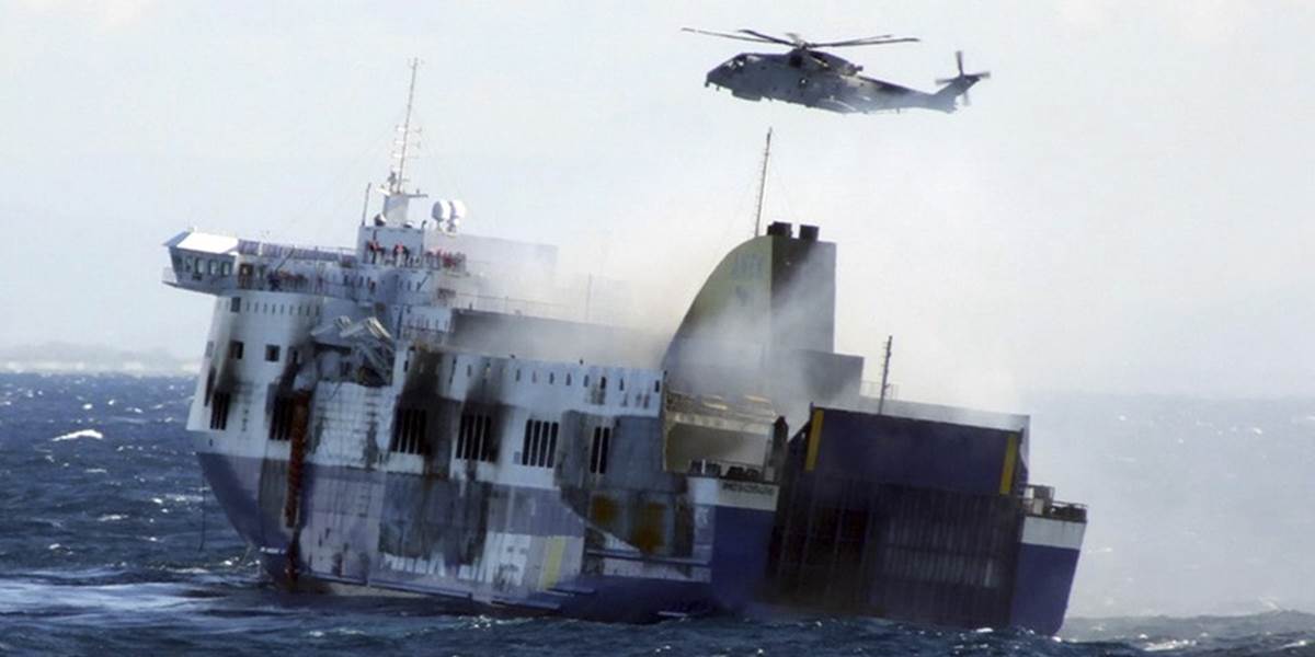 Požiar Norman Atlanticu: Dvoch námorníkov z vlečného remorkéra zabilo lano