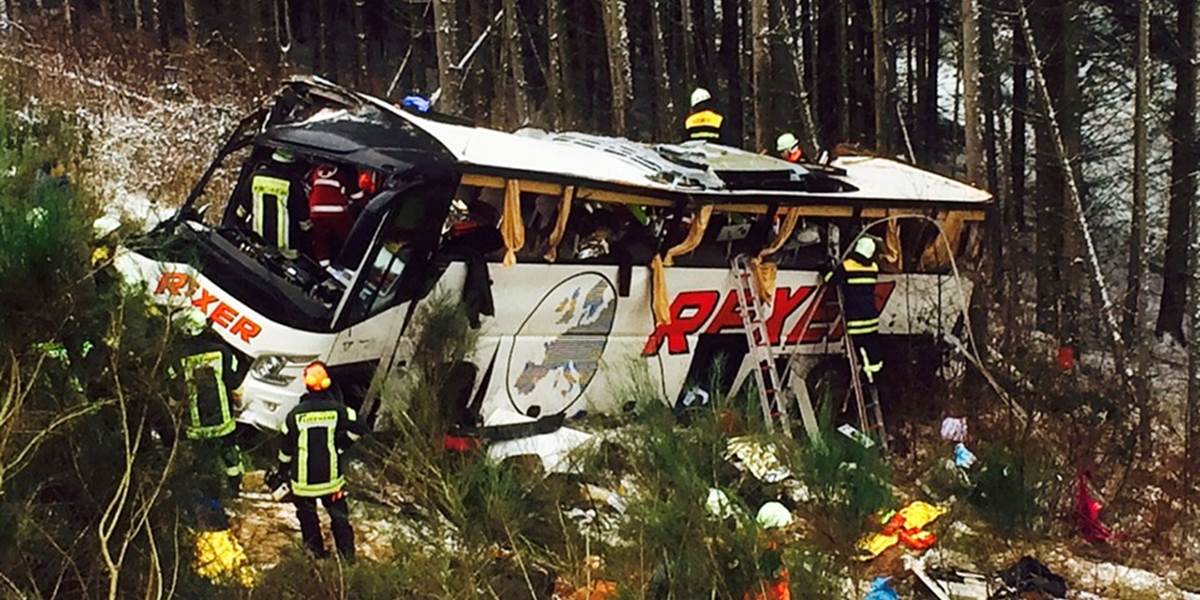 FOTO Pri havárii autobusu zahynuli štyria ľudia a 40 sa zranilo