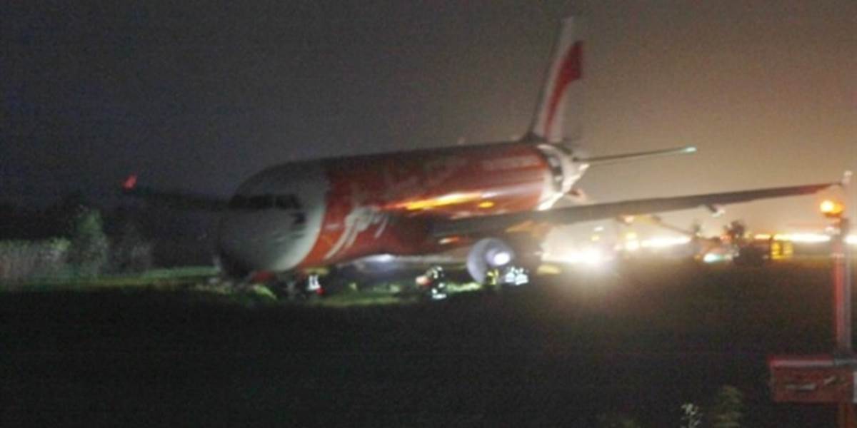 Lietadlo AirAsia so 159 cestujúcimi skončilo mimo dráhy