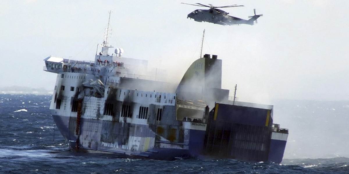 Talianska prokuratúra nariadila, aby zničený trajekt odtiahli do Talianska