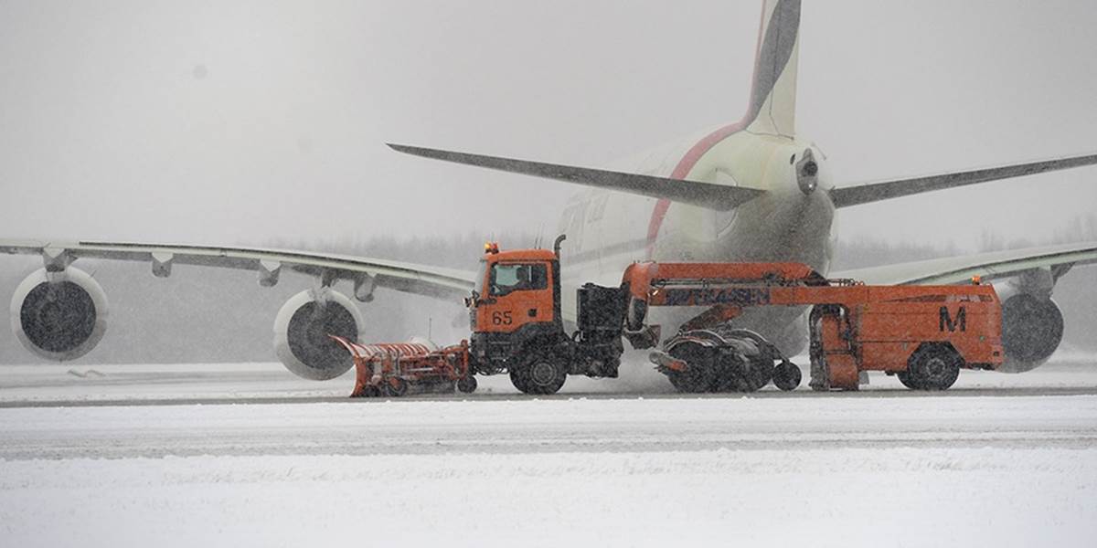 Sneženie komplikuje prevádzku na letisku v Mníchove