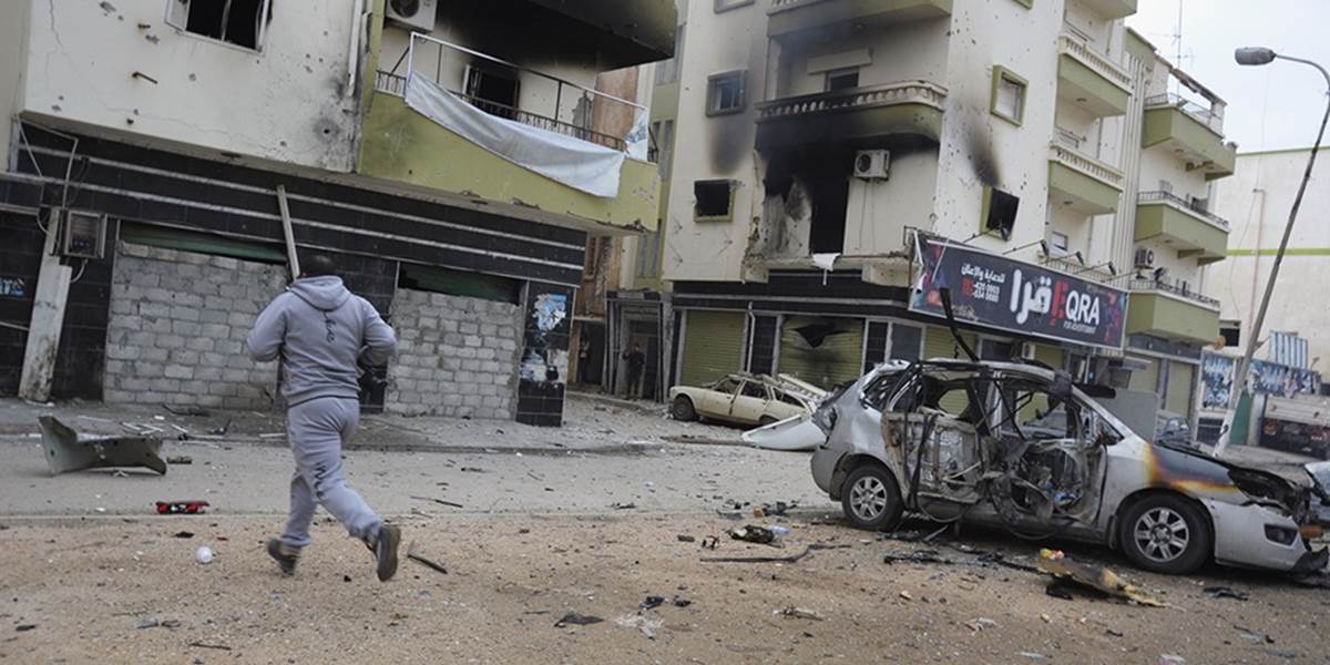 Pred sídlom parlamentu v Líbyi sa odpálil samovrah, zranil troch poslancov