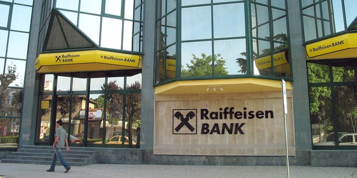 Raiffeisen Bank musí odpísať 500 až 600 miliónov eur a kritizuje USA
