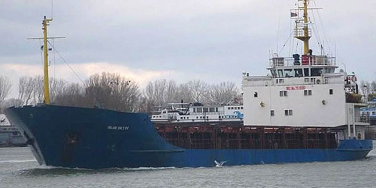Podozrivá nákladná loď odmietla pomoc, mieri do Talianska