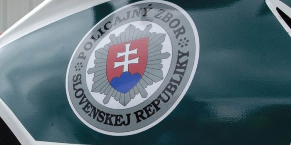 Žena chcela skočiť zo strechy domu, zasiahli policajti