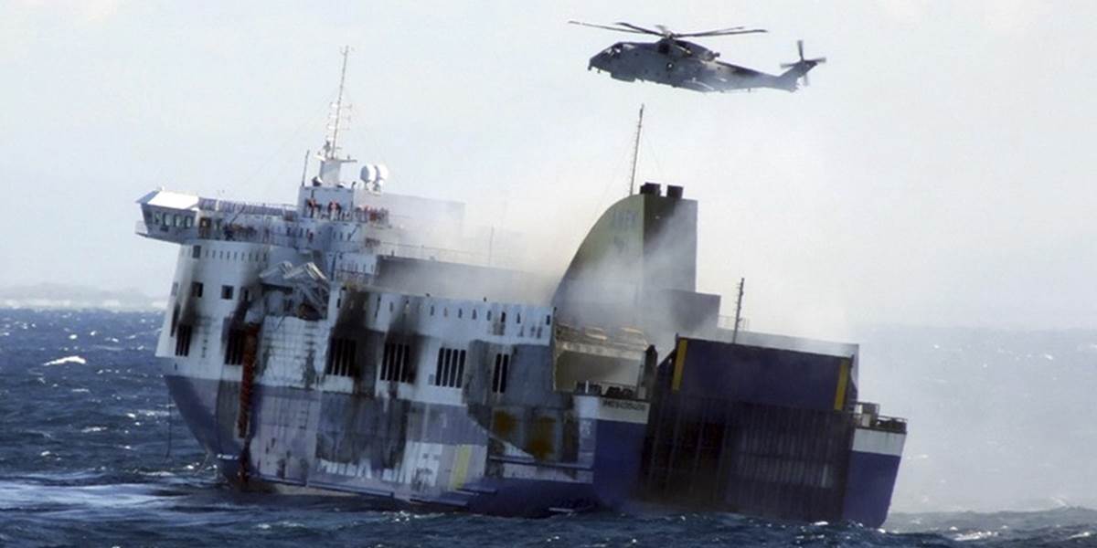 Búrka bráni úsiliu ťahať v Jadranskom mori trajekt zničený požiarom