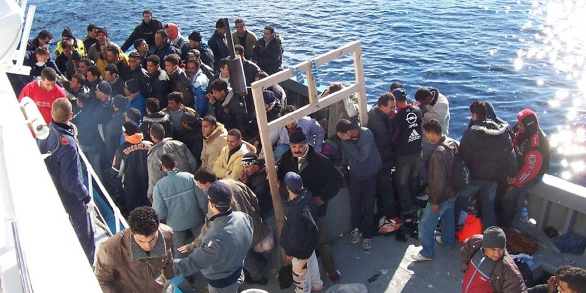 K pobrežiu Talianska smeruje ďalšia loď bez posádky so stovkami utečencov