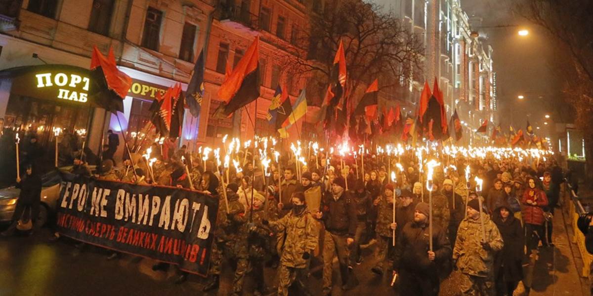 Fakľový pochod v Kyjeve: Nacionalisti zaútočili na ruských novinárov