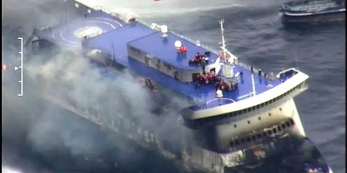 Požiarom zničený trajekt pritiahli do prístavu v južnom Taliansku