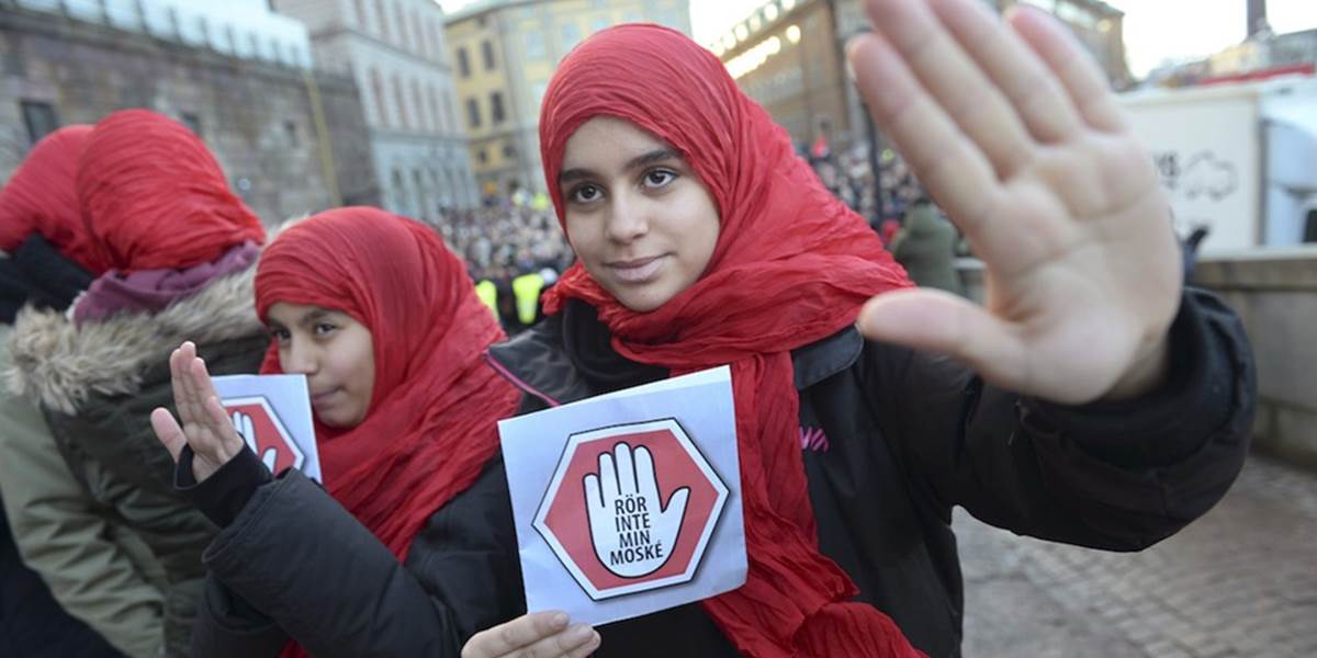 Vo Švédsku sa po útokoch na mešity konali zhromaždenia na podporu moslimov
