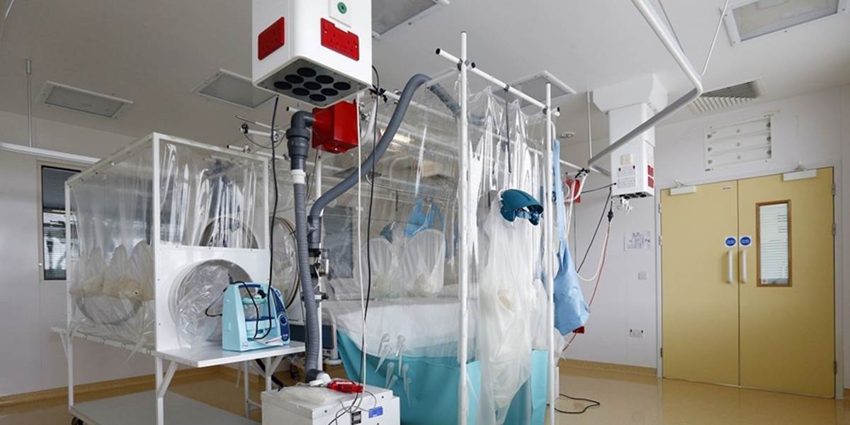 Stav britskej zdravotnej sestry nakazenej ebolou sa zhoršil a je kritický