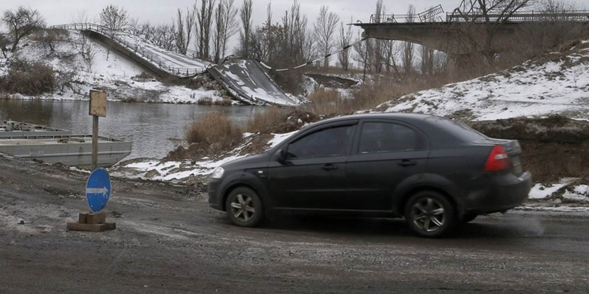 Ukrajinské úrady obmedzili civilnú dopravu v oblasti bojov