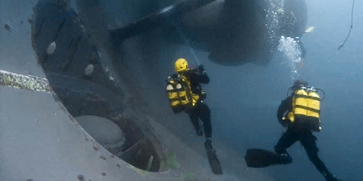 Potápači začali skúmať predpokladané trosky havarovaného airbusu